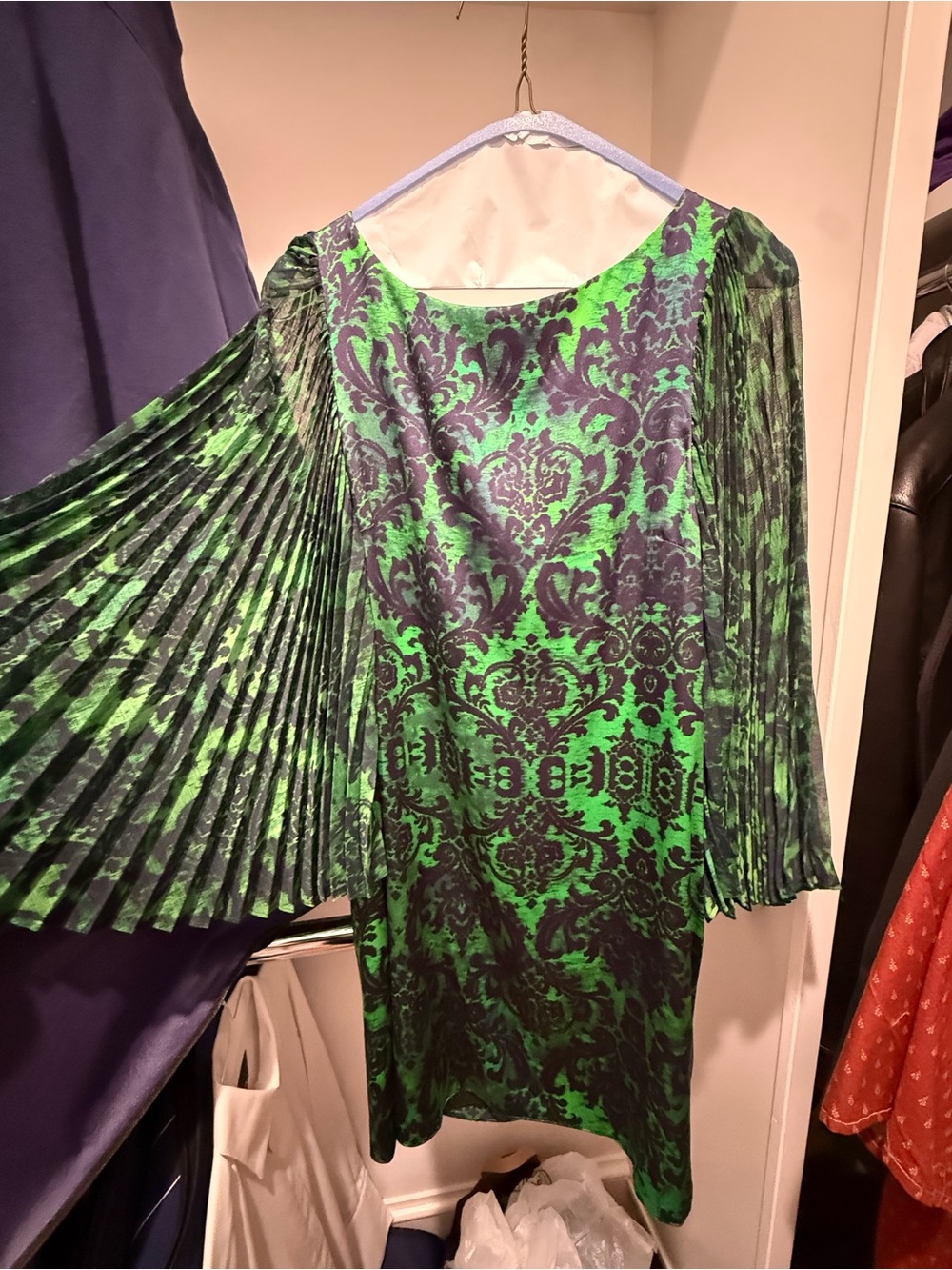Alice + Olivia Green and Black Damask Pleated-Sleeve Dress